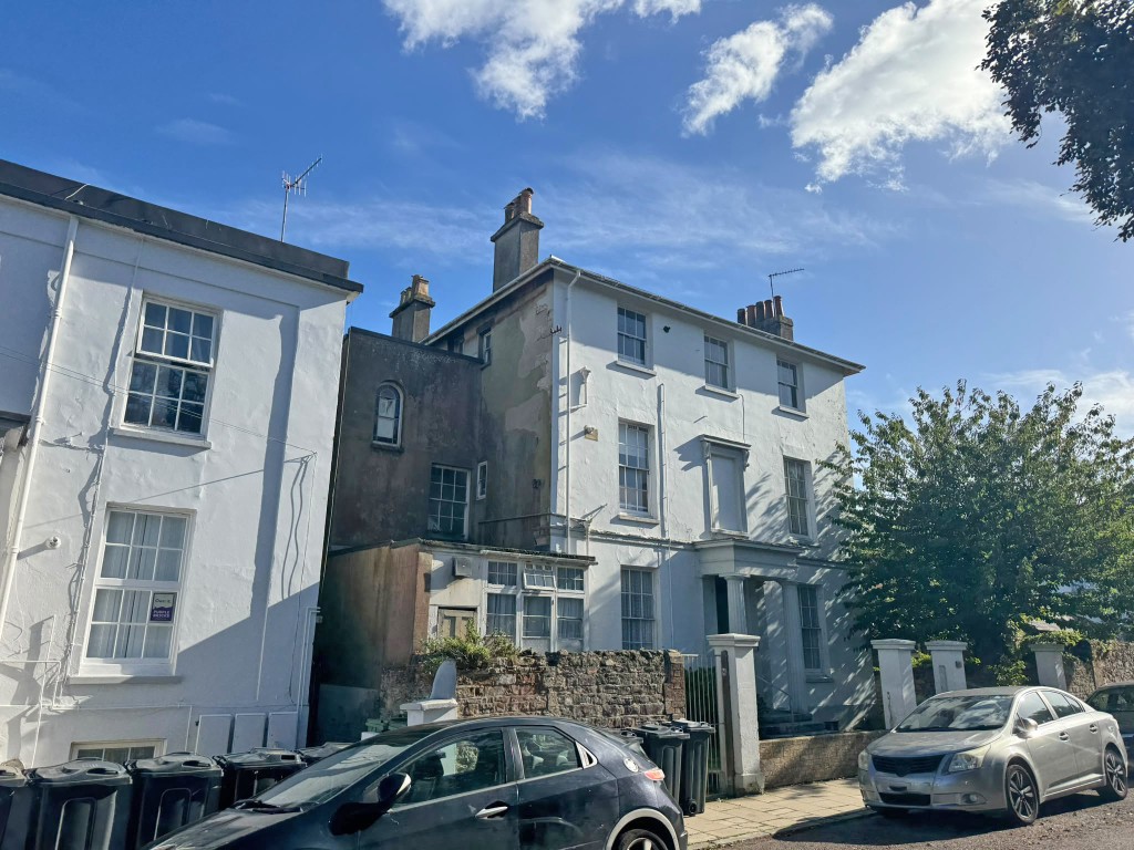 Lot: 133 - FREEHOLD BUILDING ARRANGED AS THREE FLATS PLUS BASEMENT - Front view of the building